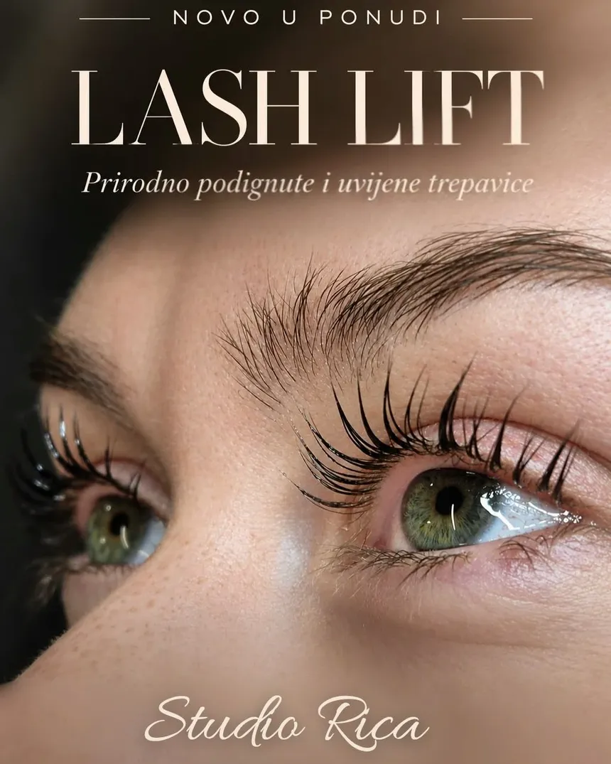 Plakat salona: Novo u ponudi, Lash lift, prirodno podignute i uvijene trepavice, Studio Rica. Krupni plan podignutih i uvijenih trepavica.